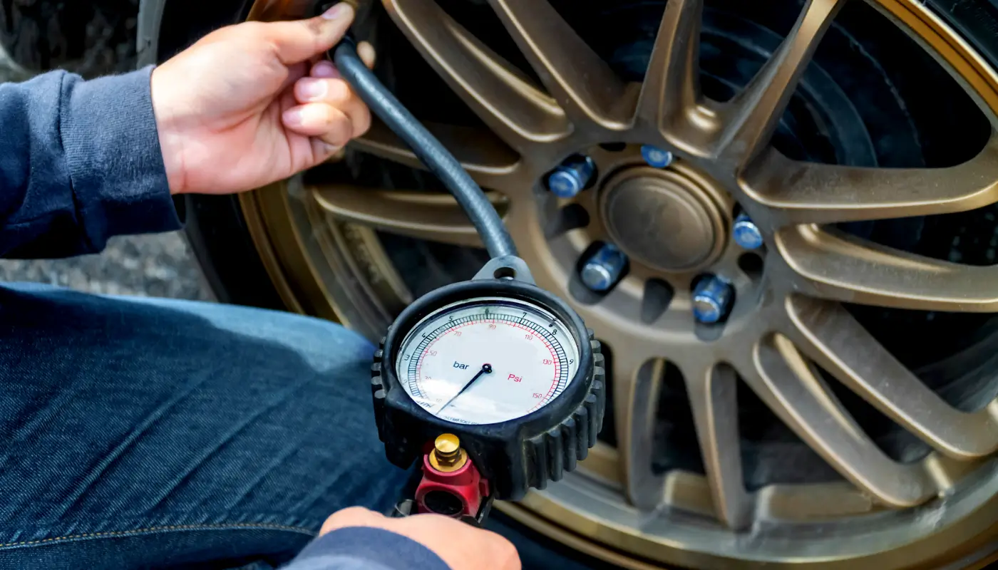 Calibrar pneus no posto ou na frota? Descubra a melhor opção para você
