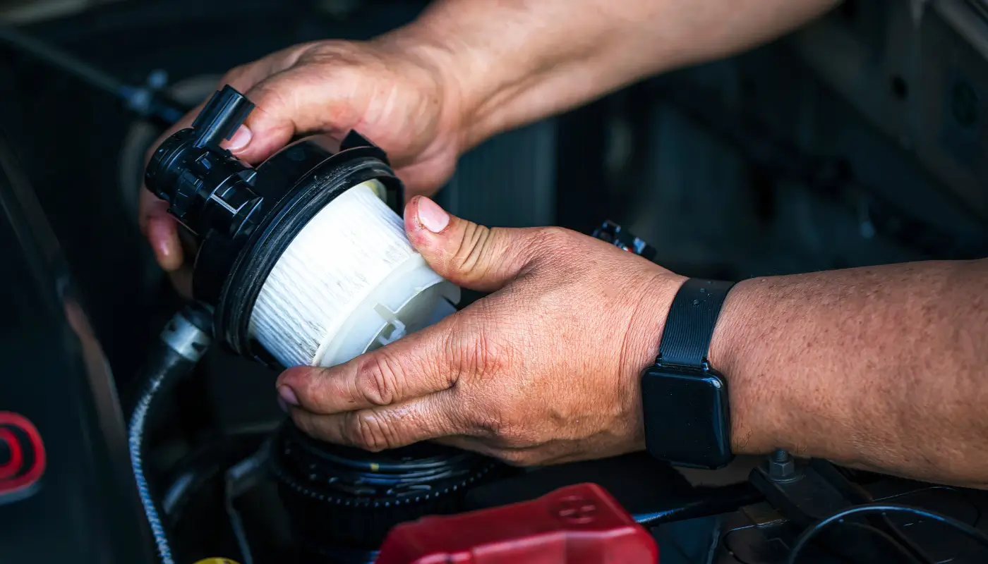 Troca de filtro de combustível: passo a passo para caminhões