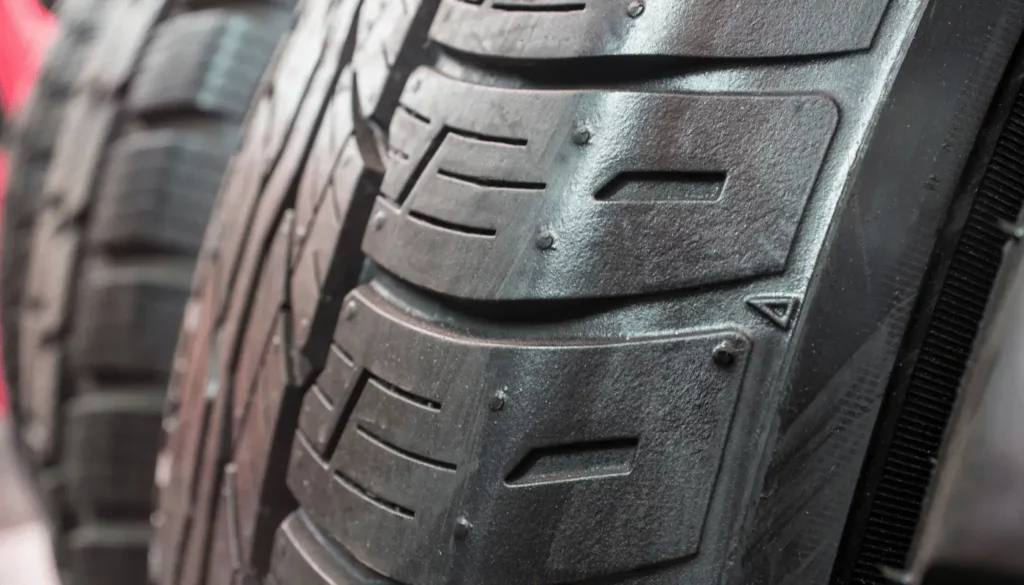 Saiba identificar o indicador de desgaste do pneu.