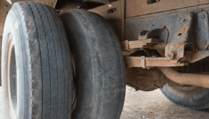 Avarias de pneus em caminhão da frota.