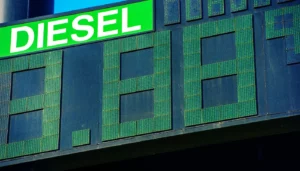 O preço do diesel está sofrendo um aumento considerável, podendo chegar a até R$0,30 por litro em todo o território nacional.