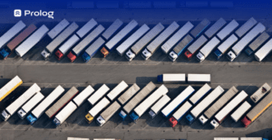 frota de caminhões em um estacionamento