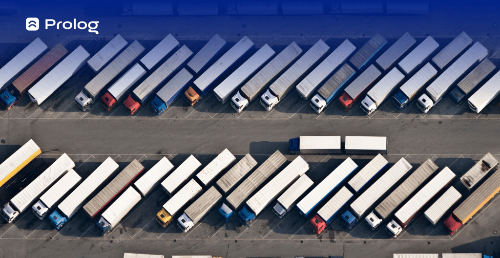 frota de caminhões em um estacionamento