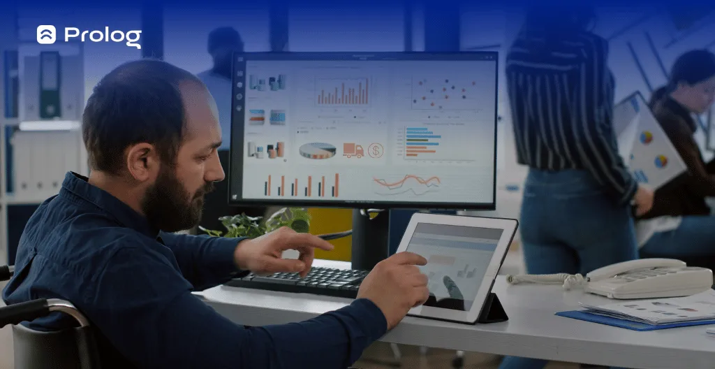 Gestor de frotas analisando indicadores financeiros em um dashboard em seu computador