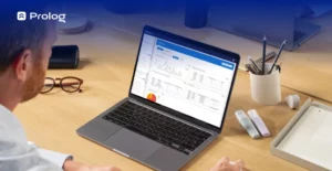 Homem adulto sentado, em frente ao notebook, analisando dados em um dashboard.