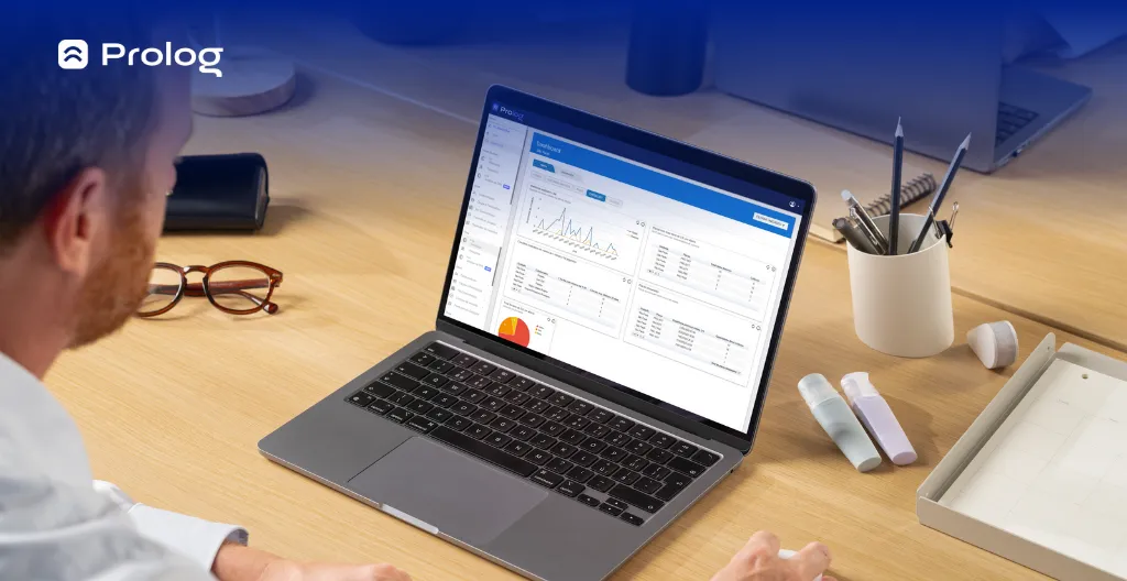 Homem adulto sentado, em frente ao notebook, analisando dados em um dashboard.