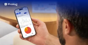 Homem segurando celular na mão, na tela mostra o software de checklist eletrônico do Prolog