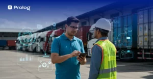 Um gestor de frotas conversando com um membro da sua equipe, em volta deles, elementos que remetam ao gerenciamento de processos.
