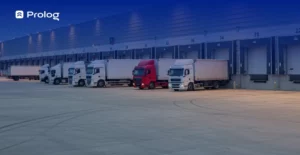 Caminhões parados em frota, um ao lado do outro.