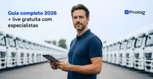 Gestor em frente a uma frota de caminhões com um tablet em mãos